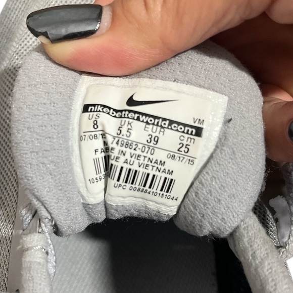 Nike Air Max Invigor Size 8 - Picture 9 of 11